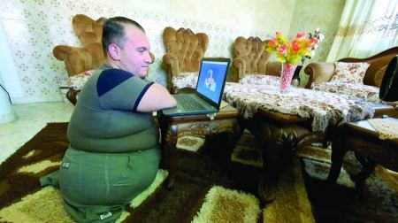 فلسطيني بلا أطراف يتخرج في جامعته بامتياز